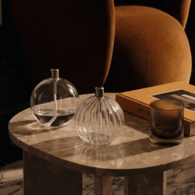Deux lampes à huile dans un beau salon