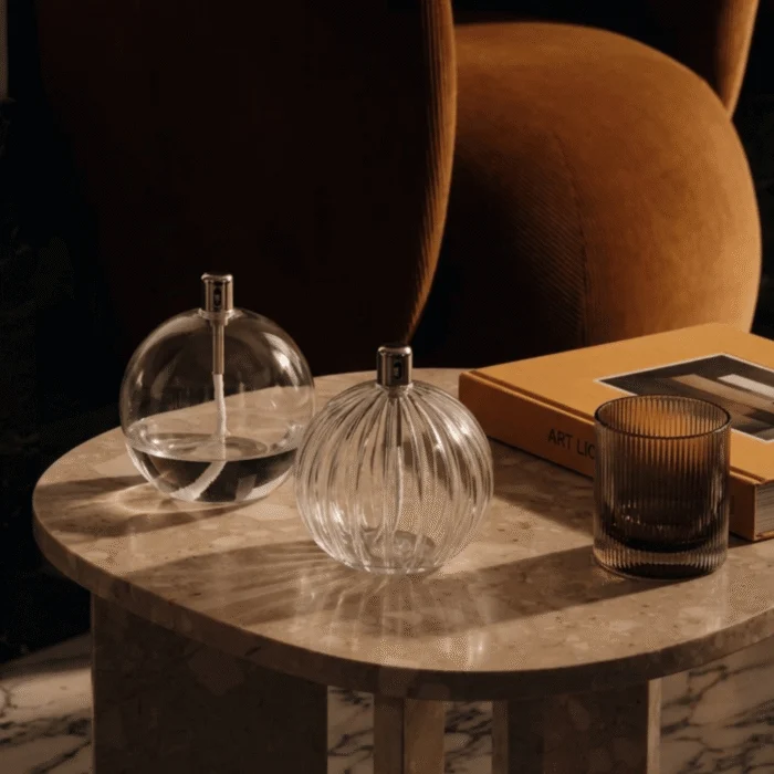 Deux lampes à huile dans un beau salon