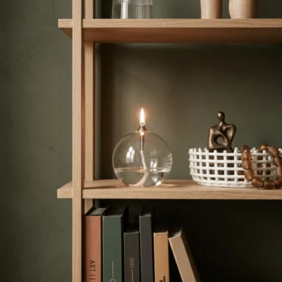 Lampe à huile ronde sur une étagère