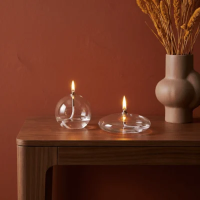 Deux lampe à huile sur une console