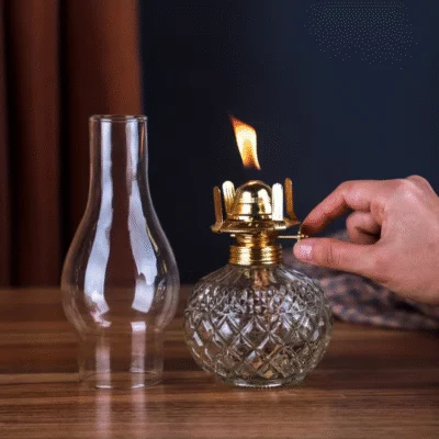 Diamant Impérial - Lampe à huile ancienne allumée