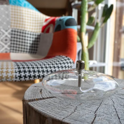 Galet Signature - Lampe à huile en verre dans un salon