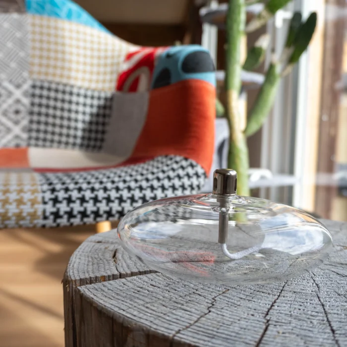 Galet Signature - Lampe à huile en verre dans un salon