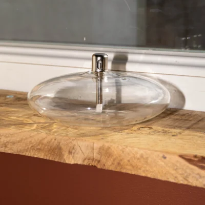 Galet Signature - Lampe à huile en verre sur un rebord