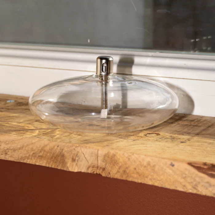 Galet Signature - Lampe à huile en verre sur un rebord