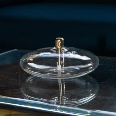 Galet Signature - Lampe à huile en verre sur une table basse