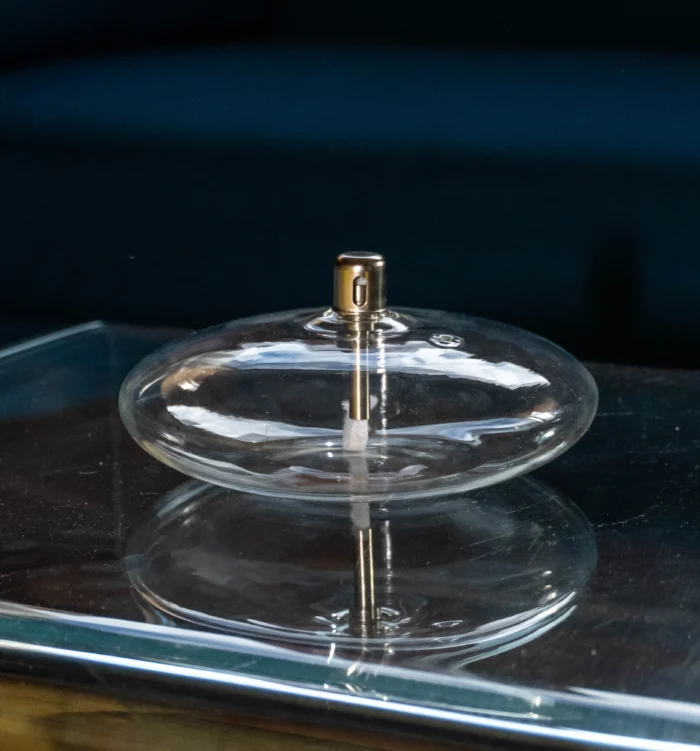 Galet Signature - Lampe à huile en verre sur une table basse