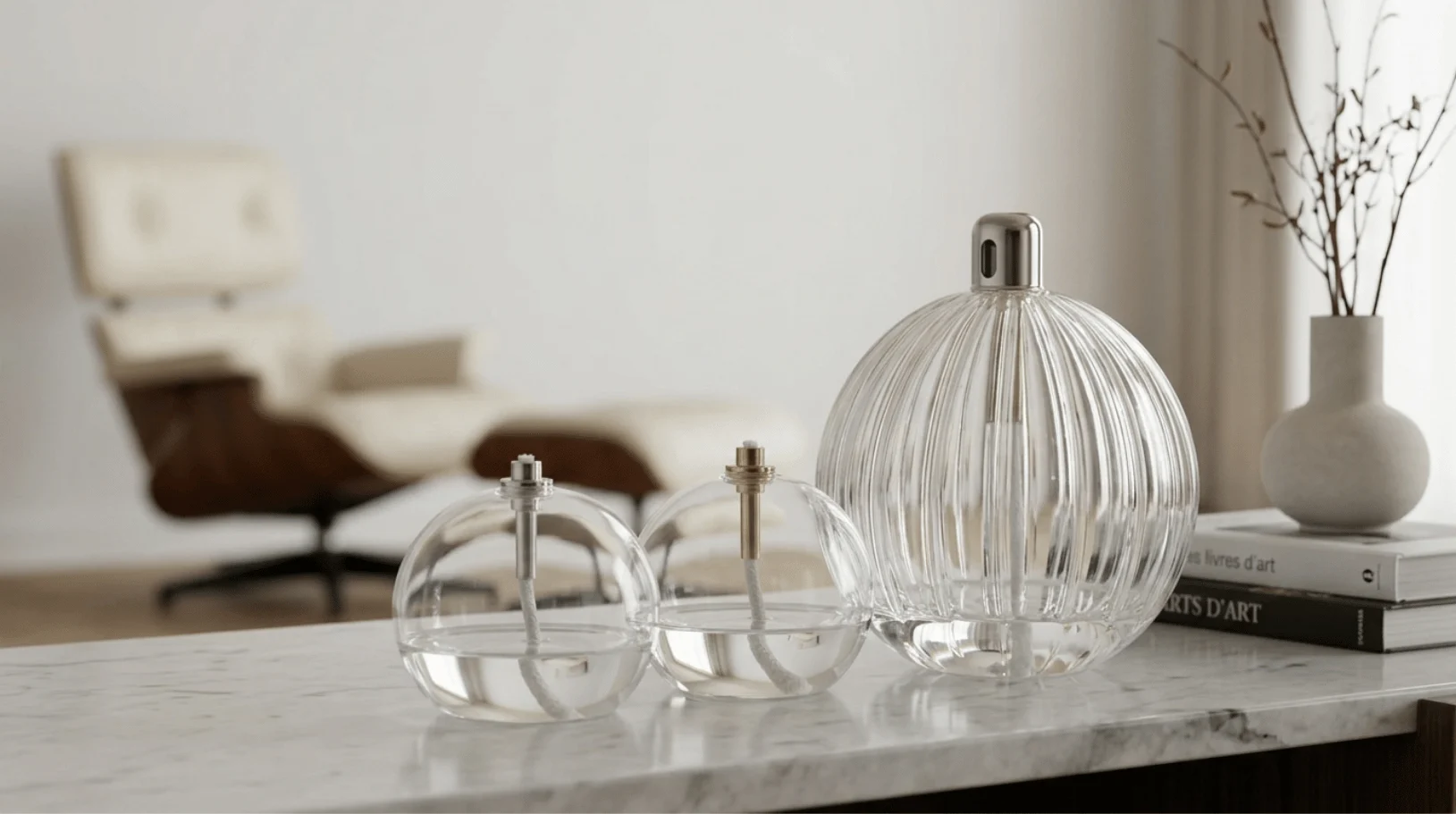 Plusieurs lampes à huile Kroma dans un salon