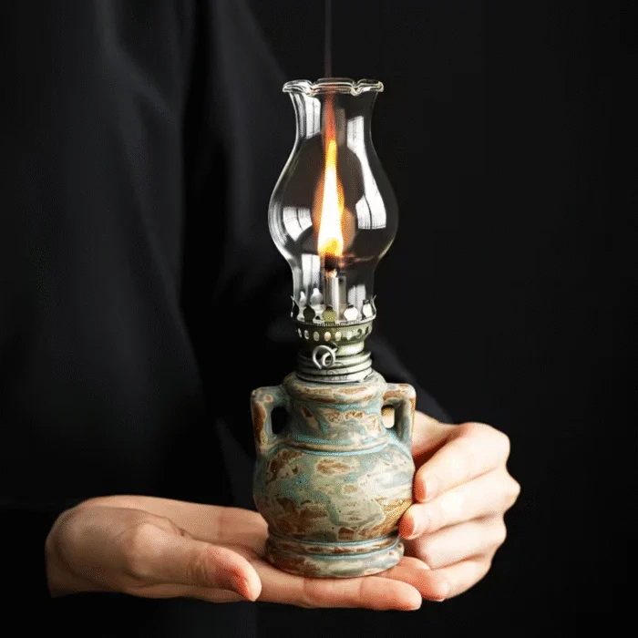 Terre d'Atlas - Lampe à huile berbère dans une main