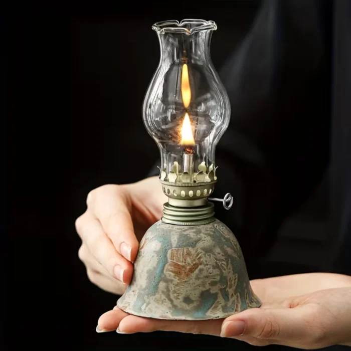Braise Rustique - Lampe à huile ancienne dans une main