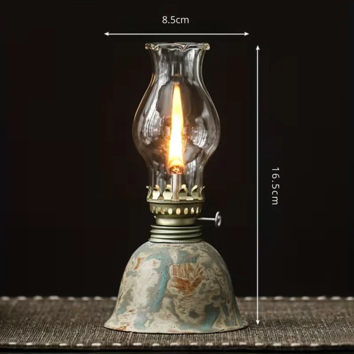 Braise Rustique - Lampe à huile ancienne dans une main